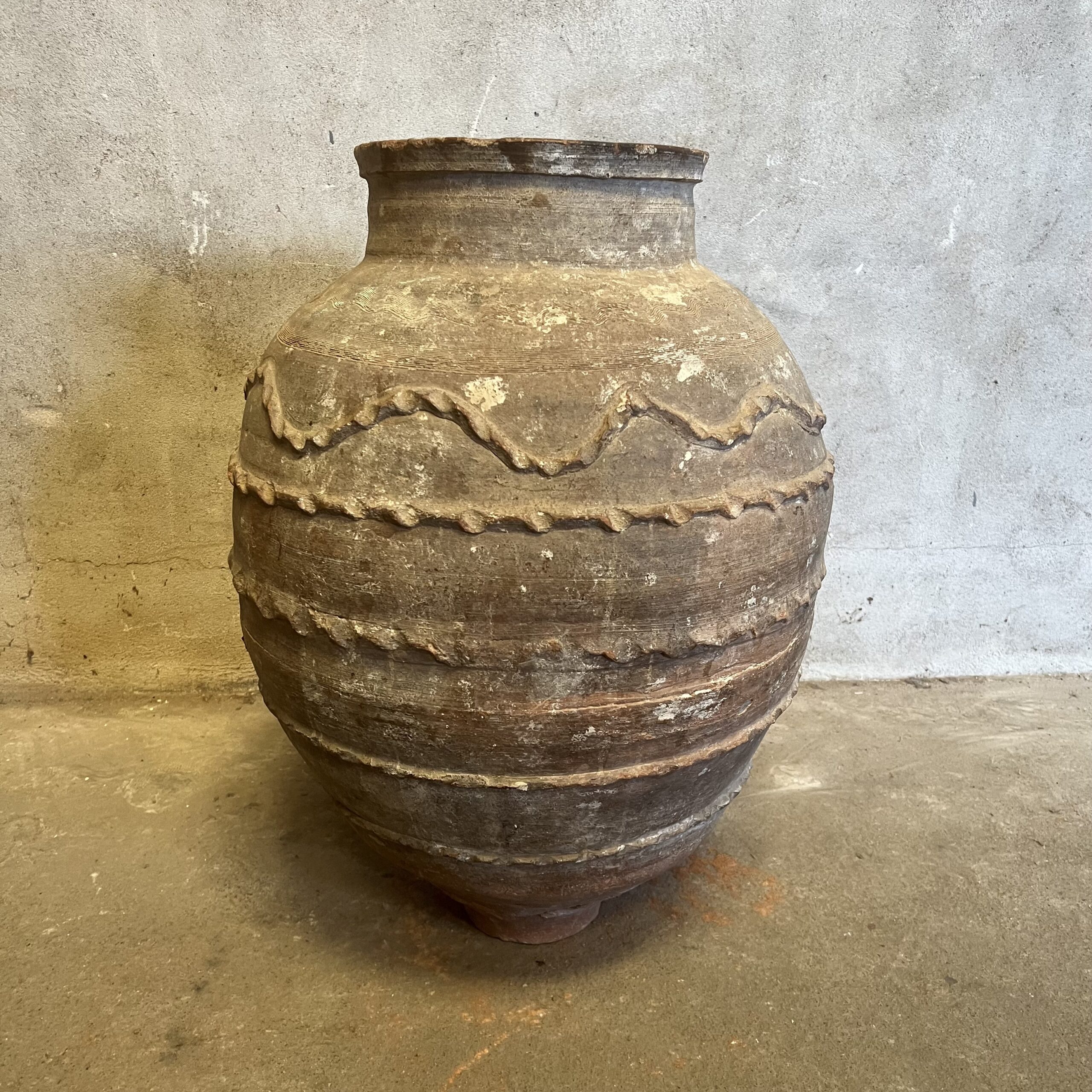 Importante jarre en terre cuite à trois prises, - Antique Furniture &  Decorative Arts - Plazzart
